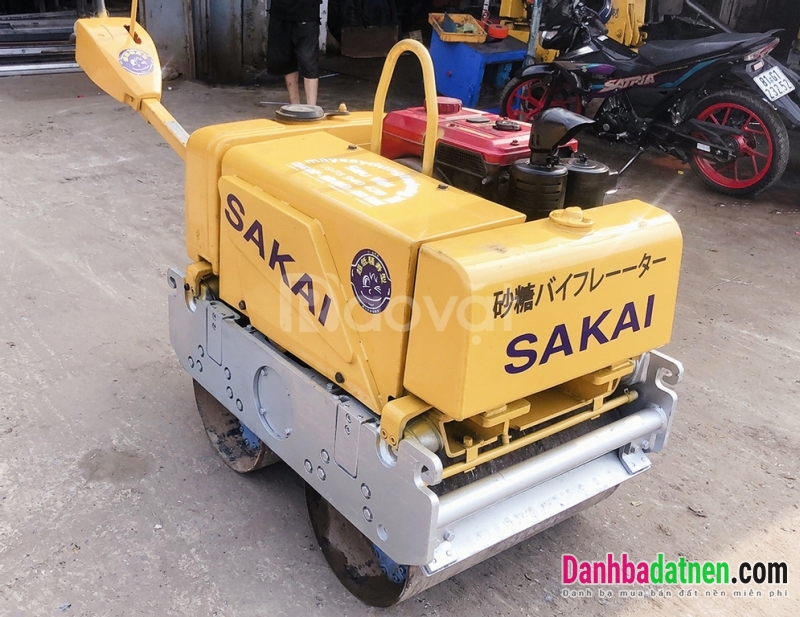 Máy lu rung dắt tay Sakai 650kg động cơ Diesel